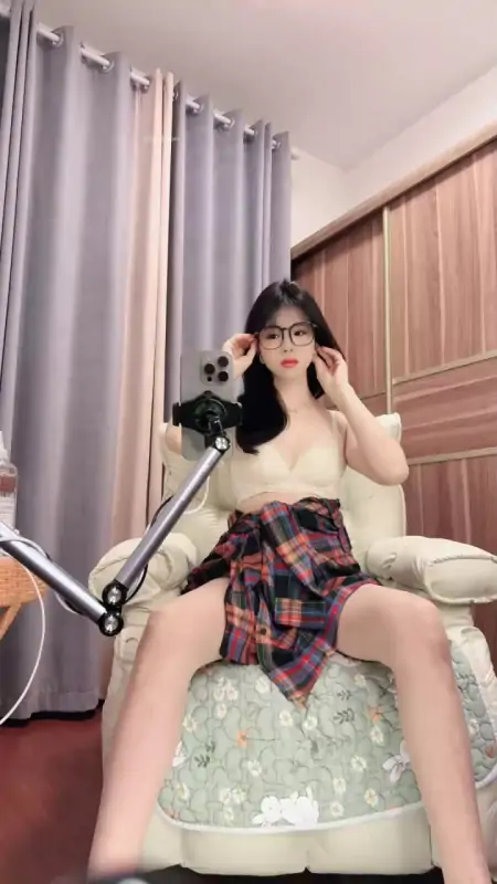 甜美女神【侯你已久】丝袜美腿 跳蛋狂震 道具抽插 朝天喷15部合集-主播合集社