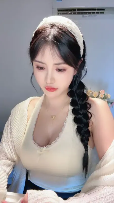 主播【不柒~】8月10-14 高颜御姐唯美古风透视小肚兜丝袜高跟玉足白嫩美乳涂满乳液  5部合集-主播合集社