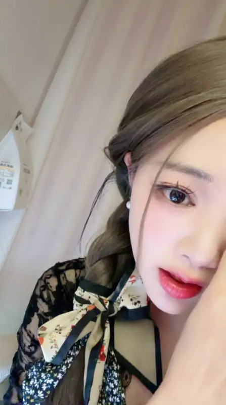 绝色妹子【苍井兔吖】P4 挺拔丰乳配A4纤腰诱惑拉满，跳舞吐舌抠逼让人欲罢不能1月3日-1月17日 14部合集-主播合集社